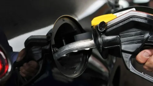 El diésel está mucho más caro que la gasolina, y lo peor es que sigue subiendo