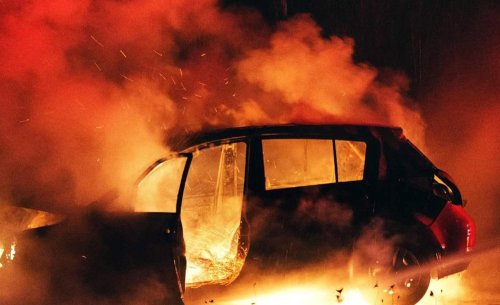 Aparcó al lado y jamás pensó que terminaría así: su coche quedó destrozado y literalmente derretido