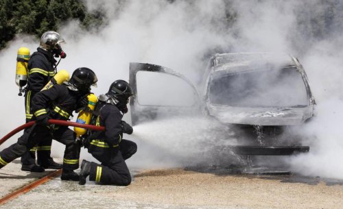 Aparcó al lado y jamás pensó que terminaría así: su coche quedó destrozado y literalmente derretido