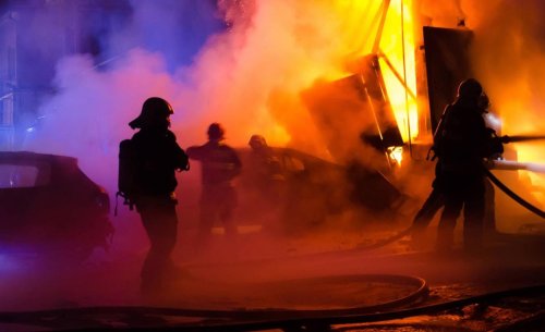 Explosión junto al toro de Wall Street: un coche estalla en una bola de fuego en pleno Nueva York