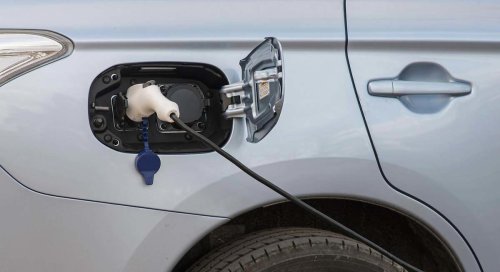 Por qué nunca deberías cargar el coche en casa: expertos aseguran que dispara el riesgo de incendio