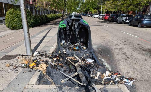 Aparcó al lado y jamás pensó que terminaría así: su coche quedó destrozado y literalmente derretido