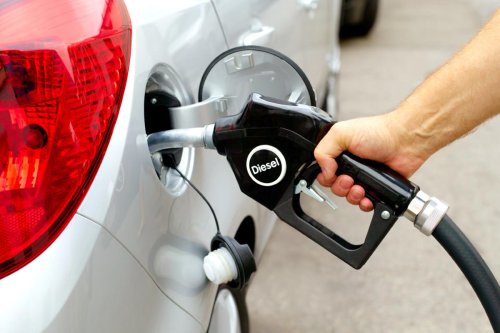 Muchos se lo preguntan, pero pocos lo saben: ¿por qué el diésel es ahora más caro que la gasolina?