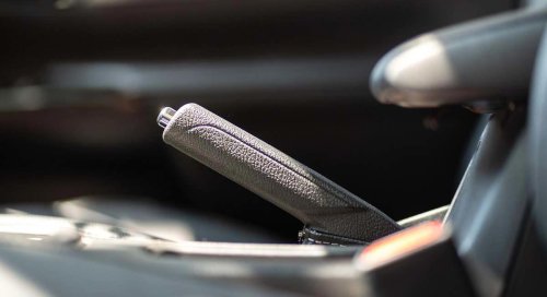 El error al aparcar que puede romper tu coche: un ingeniero alerta sobre el mal uso del freno