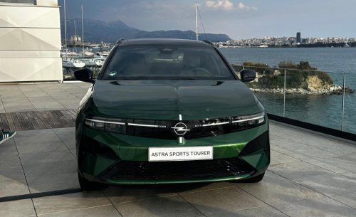 Un compacto que sorprende cuando cae el sol: el nuevo Astra en acción