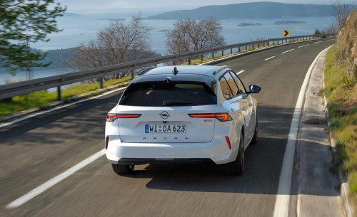 Un compacto que sorprende cuando cae el sol: el nuevo Astra en acción