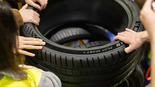 Michelin celebra 60 años en Vitoria: así se hace un neumático con más de 200 materiales y dos nuevas referencias
