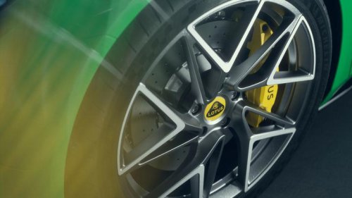 Geely no olvida el alma de Lotus y el Emira se vuelve más ligero, tanto el V6 como el turbo recuperan algo de la filosofía Chapman