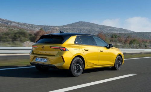 Un compacto que sorprende cuando cae el sol: el nuevo Astra en acción