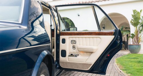 Bentley, Este Armani vintage siempre sienta bien: un Bentley Brooklands del 96 que perteneció al diseñador