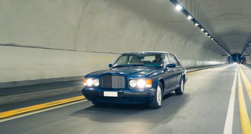 Bentley, Este Armani vintage siempre sienta bien: un Bentley Brooklands del 96 que perteneció al diseñador