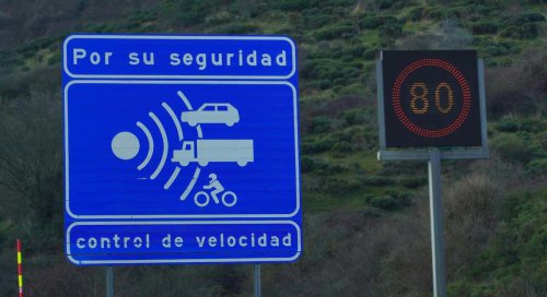 Los radares de la DGT aparecen destrozados una y otra vez en Madrid: los reparan y vuelven a vandalizarlos