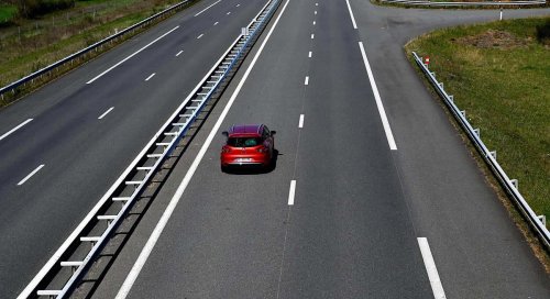 Conducir demasiado rápido es ilegal, pero ir muy despacio también es motivo de multa: el caso de un conductor británico