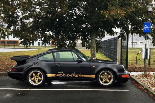 Sacrilegio o lo mejor de dos mundos: el Porsche 911 SC con sistema Tesla que está a la venta