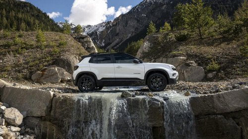 ヤリスクロスのサイズ感なアメリカンSUV! 遂に日本上陸したJEEPアヴェンジャーハイブリッドが熱い