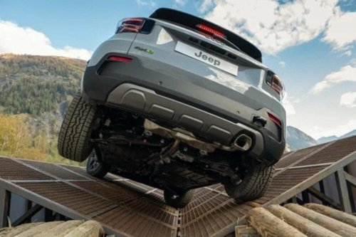 ヤリスクロスのサイズ感なアメリカンSUV! 遂に日本上陸したJEEPアヴェンジャーハイブリッドが熱い