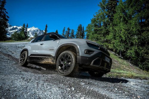 ヤリスクロスのサイズ感なアメリカンSUV! 遂に日本上陸したJEEPアヴェンジャーハイブリッドが熱い