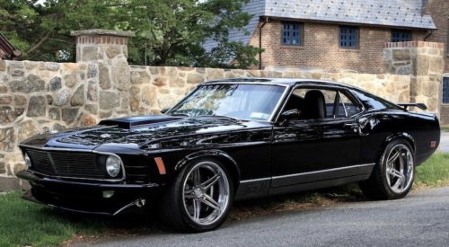 Photos of the '70s experience through cars and culture