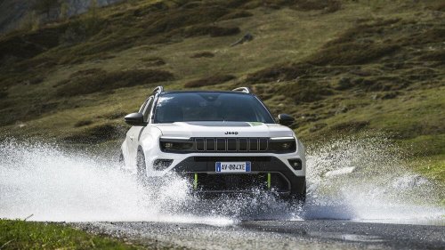 ヤリスクロスのサイズ感なアメリカンSUV! 遂に日本上陸したJEEPアヴェンジャーハイブリッドが熱い