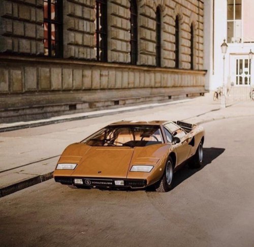 Photos of the '70s experience through cars and culture