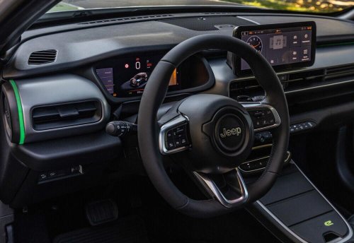 ヤリスクロスのサイズ感なアメリカンSUV! 遂に日本上陸したJEEPアヴェンジャーハイブリッドが熱い