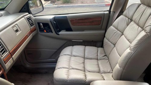 Jeep's flagship SUV from the '90s had the most amazing interior and costs less than $10k today