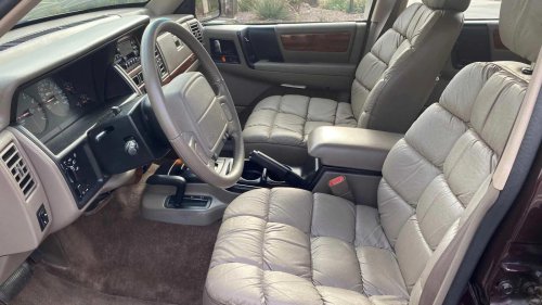 Jeep's flagship SUV from the '90s had the most amazing interior and costs less than $10k today