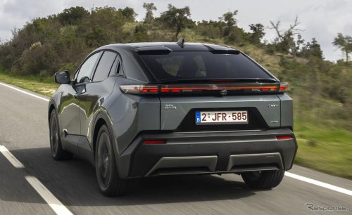 トヨタのEV最長の航続607km、『C-HR+』欧州納車開始…SUVクーペデザイン