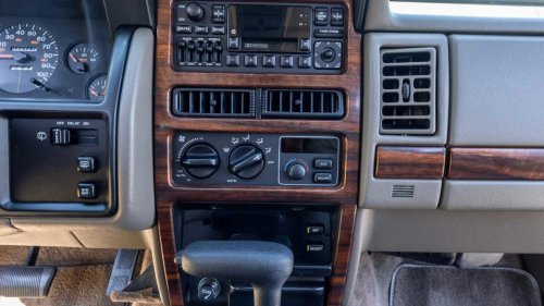 Jeep's flagship SUV from the '90s had the most amazing interior and costs less than $10k today