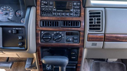 Jeep, SUV, Jeep's flagship SUV from the '90s had the most amazing interior and costs less than $10k today