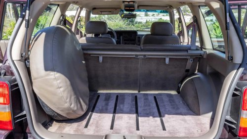 Jeep's flagship SUV from the '90s had the most amazing interior and costs less than $10k today