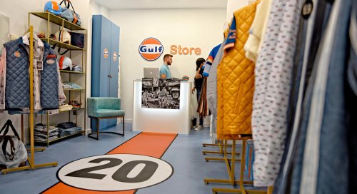La historia de los colores Gulf: un símbolo del automovilismo de los años 60 que ha llegado a la moda, la relojería y la decoración