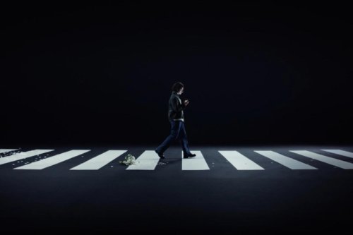 La campaña de la DGT contra los peatones 'zombis' irrita a las asociaciones de viandantes