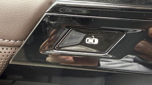 There are five ways to open the BMW i7's doors