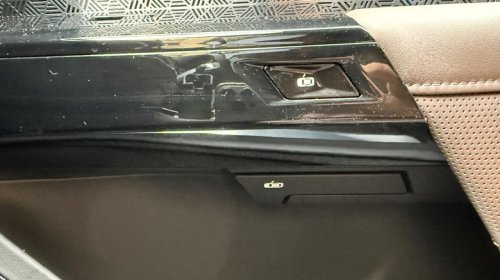 There are five ways to open the BMW i7's doors