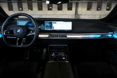 There are five ways to open the BMW i7's doors