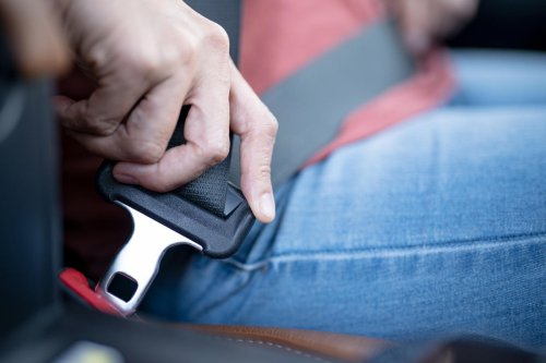 El alucinante caso de un conductor de autobús en Tarragona: la policía lo detuvo porque trasladaba pasajeros mientras conducía así (y sin cinturón)