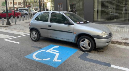 Aplicaciones que te garantizan una plaza accesible: así ha cambiado el aparcamiento para conductores con movilidad reducida