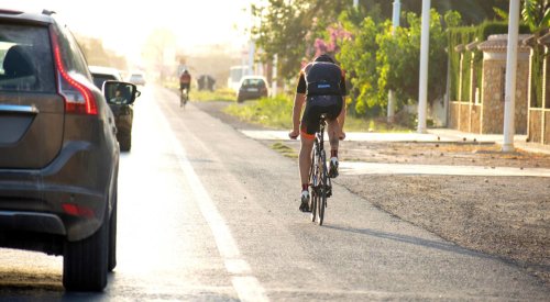 Este ciclista ha recibido las peores críticas en X: adelanta a un camión a 60 km/h por línea continua en una zona peligrosa