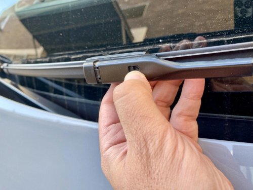 El sistema de limpiaparabrisas ocultos que muchos coches incorporan y cómo cambiarlos sin dañar el mecanismo