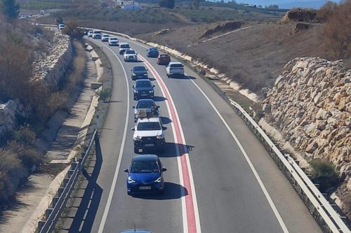 Magia al volante: la carretera que brilla sola por la noche prometía revolucionarlo todo hasta que llegó la factura