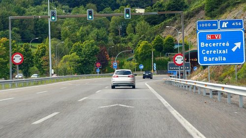 El término que la DGT ha rescatado y que muchos desconocen: así puedes saber si conduces un 'coche chicle' sin darte cuenta