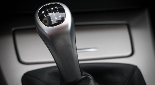 ¿Arrancas el coche sin pisar el embrague? El gesto que diferencia a los buenos conductores