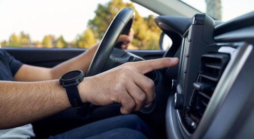 La distracción más común al volante no es usar el móvil: casi el 80% de los conductores la comete