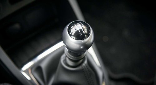 Conducir un coche automático o uno manual en 2026: expertos aclaran qué tipo de transmisión es más fácil de manejar en las ciudades