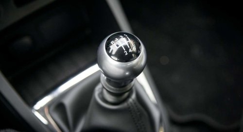 Conducir un coche automático o uno manual en 2026: expertos aclaran qué tipo de transmisión es más fácil de manejar en las ciudades
