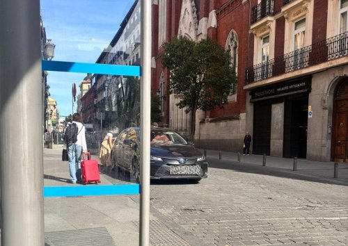 ¿Me pueden multar por detenerme en la mitad de la calle para recoger o dejar a un acompañante?