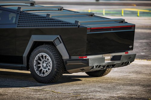 Si quieres que tu Cybertruck parezca un vehículo de asalto, aquí lo tienes: accesorios UP Invincible