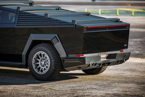 Si quieres que tu Cybertruck parezca un vehículo de asalto, aquí lo tienes: accesorios UP Invincible