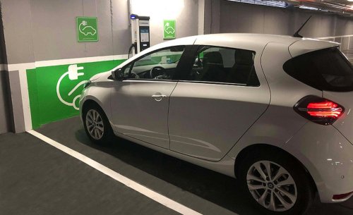 Carrefour ya carga el coche eléctrico en España: cuánto cuesta y qué ofrece frente a otras cadenas